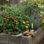 Jardinière en parpaing remplie de plantes dans un jardin.