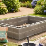 Construction d'une jardinière en parpaing sans fondation dans un jardin