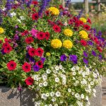 Jardinière en parpaing remplie de fleurs dans un jardin ensoleillé.