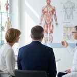 Consultation sur la liposuccion entre un chirurgien et des patients d'âge moyen.