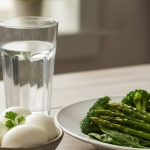 Petit-déjeuner équilibré avec œufs durs et légumes cuits à la vapeur.