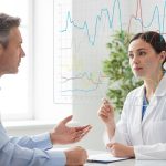 Consultation médicale sur les statines entre un patient et un médecin.