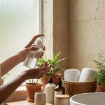 Femme utilisant un gel doux pour l'hygiène intime dans une salle de bain apaisante.
