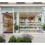 Pharmacie moderne à Chilly-Mazarin avec des produits de santé en vitrine.